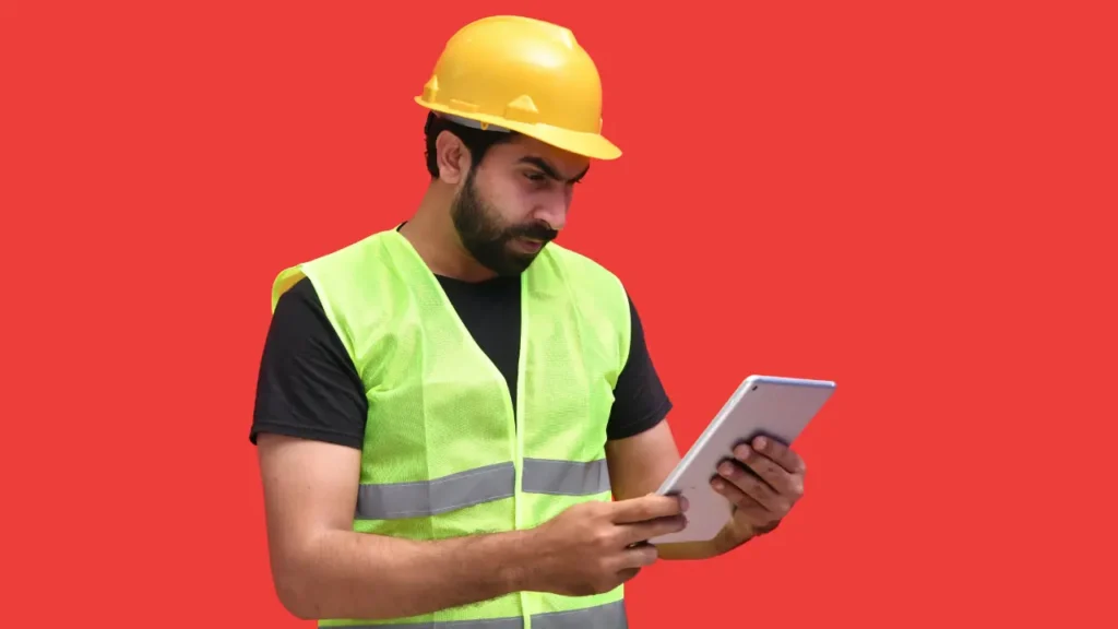Kostenlose Software für Handwerker: Mann bedient Bausoftware auf einem Tablet